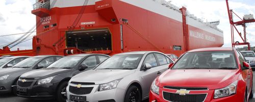International vehicle shipping methods: RoRo vs. Container